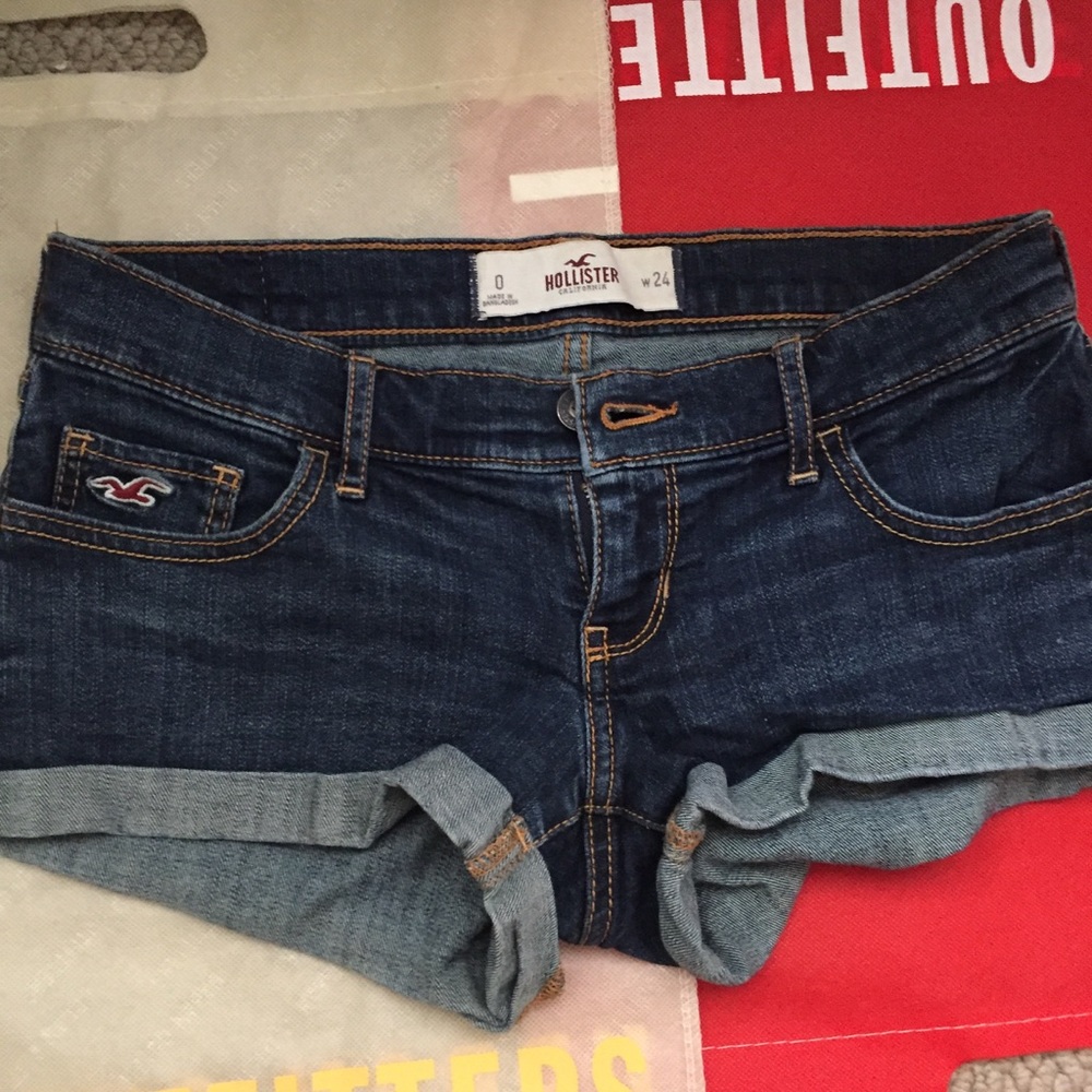 Dark blue denim short shorts